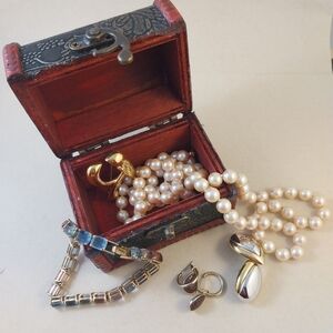 Monet Gold and Pearl Necklace Set